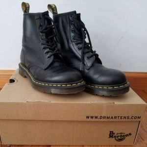 Dr. Martens Modern Black Classics Smooth Size 6